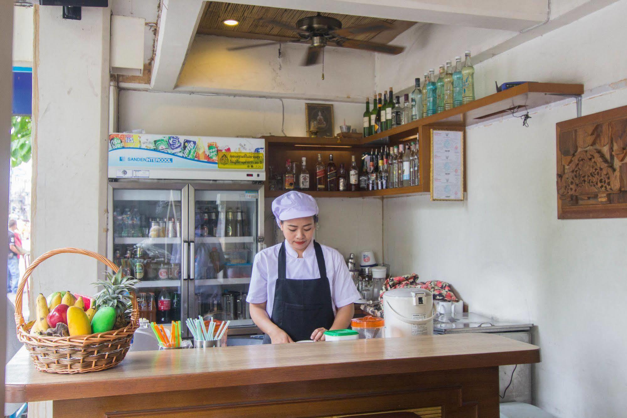 Cha-cha Phraathit Khách sạn